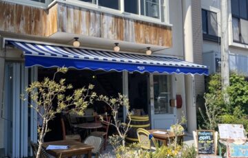 宮城県の松島にあるイタリアンレストラン。海の幸を使用したシーフードピザ等が人気で、海を連想させる青色のオープンな外観が素敵なお店。の画像