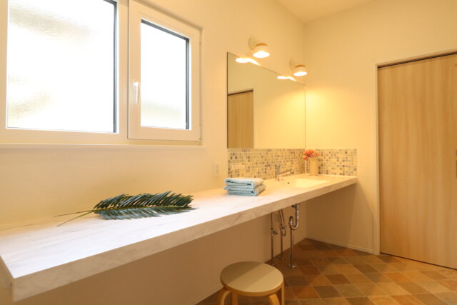 大理石調のカウンター洗面化粧台｜滝沢市でお家づくりを考えているなら大共ホームの画像